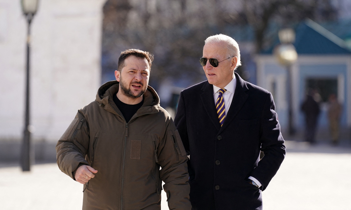 US President Joe Biden walks next to Ukrainian President Volodymyr Zelensky as he arrives for a visit in Kive on February 20, 2023. Photo:VCG