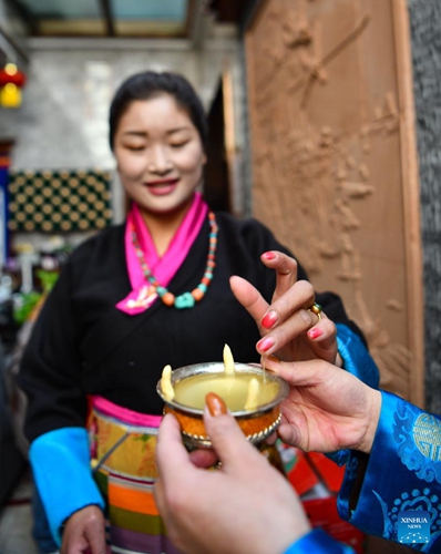 A woman prepares to taste highland barley wine to greet the Tibetan New Year, in Lhasa, southwest China's Tibet Autonomous Region, Feb. 21, 2023. Feb. 21 marks the first day of the Year of the Water Rabbit under the Tibetan calendar.(Photo: Xinhua)