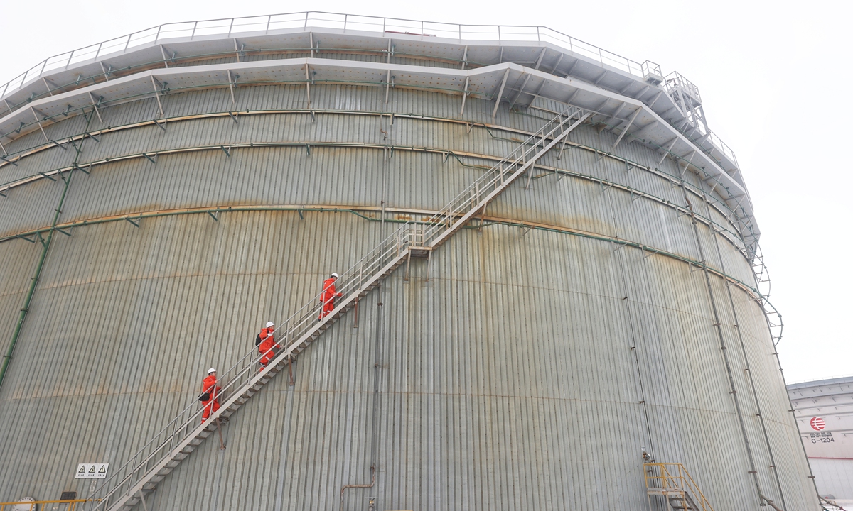 Kang Bo (right), head of the Alashankou crude oil station in Northwest China's Xinjiang Uygur Autonomous Region, patrols the crude oil storage area with two coworkers. Photo: Cui Meng/GT 