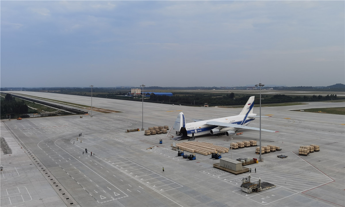 A plane of Russia's Volga-Dnepr loads in the cargo area of Zhengzhou airport in Central China's Henan Province on August 16, 2022. (Photo: VCG)