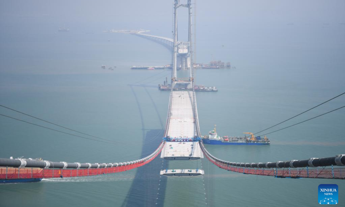 A ship sails beneath the Lingdingyang bridge under construction in south China's Guangdong Province, Feb 22, 2023. The bridge is a key part of the Shenzhen-Zhongshan highway. Photo:Xinhua