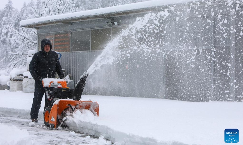 A man clears snow after a heavy snowfall in Ogulin, Croatia, Feb. 26, 2023.(Photo: Xinhua)