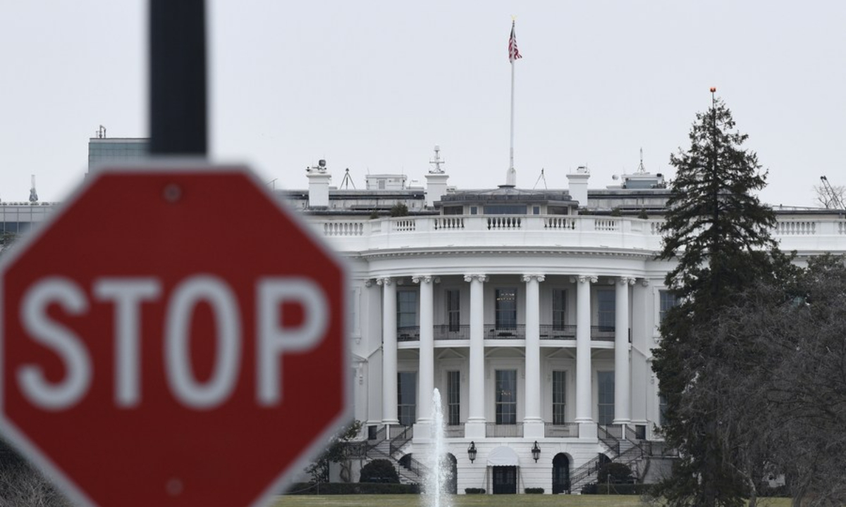 Photo taken on Jan 12, 2019 shows the White House and a stop sign in Washington D.C., the United States. Photo:Xinhua