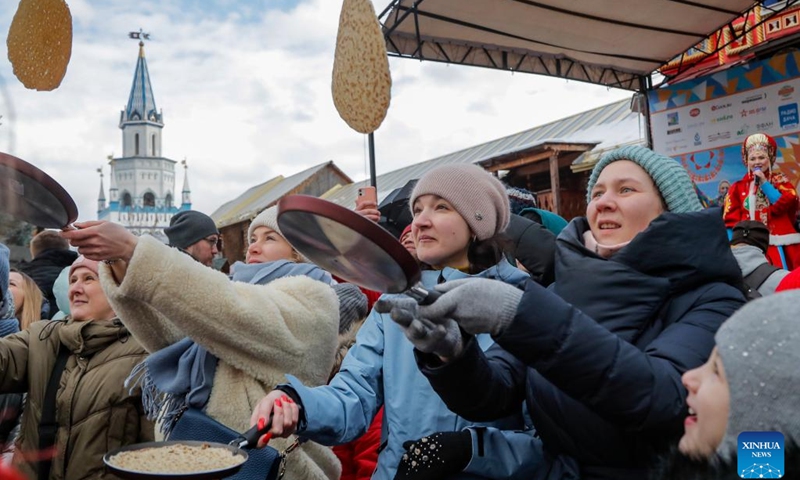 People play with traditional pancakes during Maslenitsa celebrations in Moscow, Russia, Feb. 26, 2023. Maslenitsa is a traditional holiday to celebrate the beginning of spring.(Photo: Xinhua)
