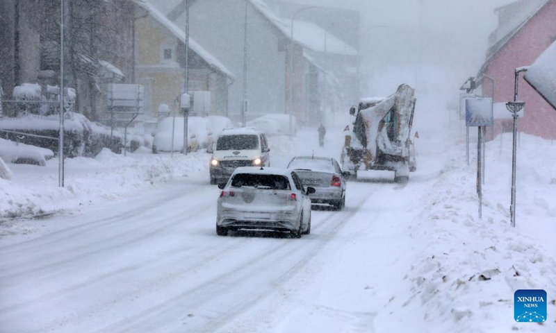 Vehicles run on a snow-covered road after a heavy snowfall in Delnice, Croatia, Feb. 26, 2023.(Photo: Xinhua)