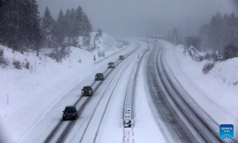 This photo shows snow-covered highway after a heavy snowfall in Delnice, Croatia, Feb. 26, 2023.(Photo: Xinhua)