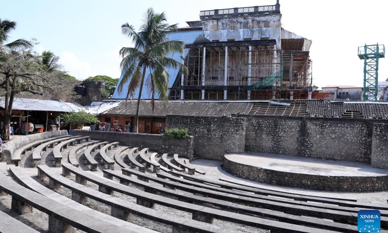 This photo taken on Feb. 26, 2023 shows the House of Wonders (above) and an amphitheater in the Stone Town of Zanzibar, Tanzania. The Stone Town of Zanzibar used to be the capital of the Sultanate of Zanzibar. It is a melting pot of various African, Asian and European cultures. In 2000, the historical town was listed as a UNESCO World Cultural Heritage site.(Photo: Xinhua)