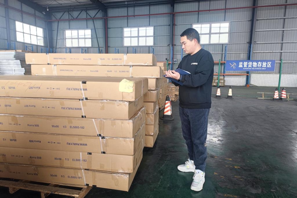 Chen Pu, the customs manager of Boliton International Freight Forwarding Company, inspects the imported goods. Photo: Courtesy of Chen