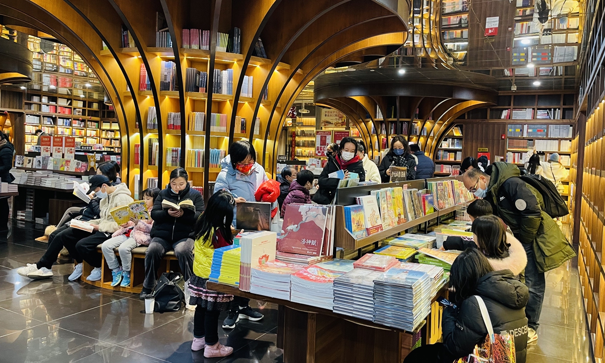 People read books at Zhongshuge's branch in Xuhui district, Shanghai. Photo: Courtesy of Zhongshuge Xuhui branch