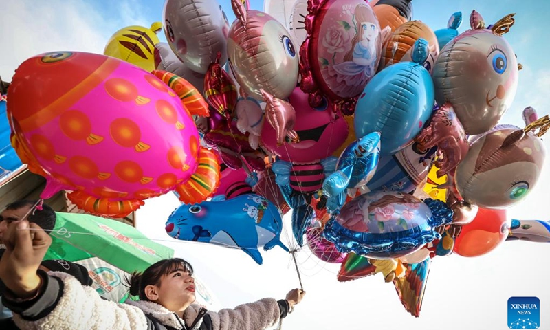 A vendor sells balloons at a weekly bazaar in Tokkuzak Township of Shufu County, northwest China's Xinjiang Uygur Autonomous Region, Feb. 26, 2023.(Photo: Xinhua)