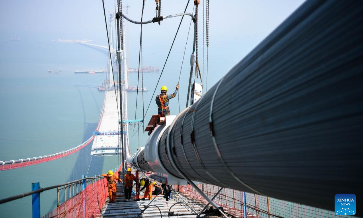 Workers work at the construction site of Lingdingyang bridge in south China's Guangdong Province, Feb 22, 2023. The bridge is a key part of the Shenzhen-Zhongshan highway. Photo:Xinhua