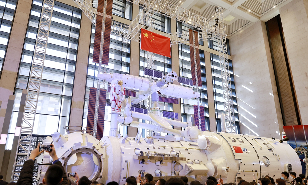 Посетители фотографируют модель основного модуля Тяньхэ китайской космической станции в масштабе 1:1 24 февраля 2023 года. Модель является частью выставки, демонстрирующей достижения пилотируемой космической программы Китая за последние три десятилетия, которая открылась в том же день и будет работать в течение трех месяцев.  Фото: Ли Хао/GT