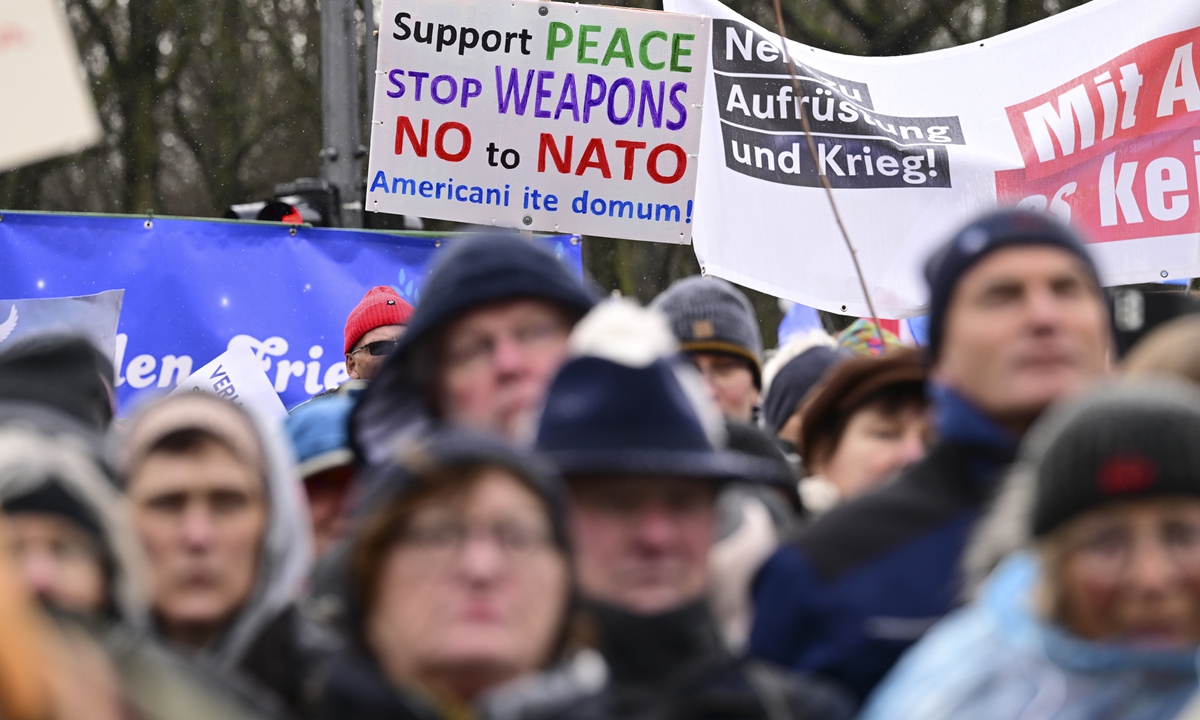Thousands of people gather during a demonstration at Berlin's historic Brandenburg Gate, calling for peace negotiations with Russia in the Ukraine war on February 25, 2023 in Germany. Photo: VCG