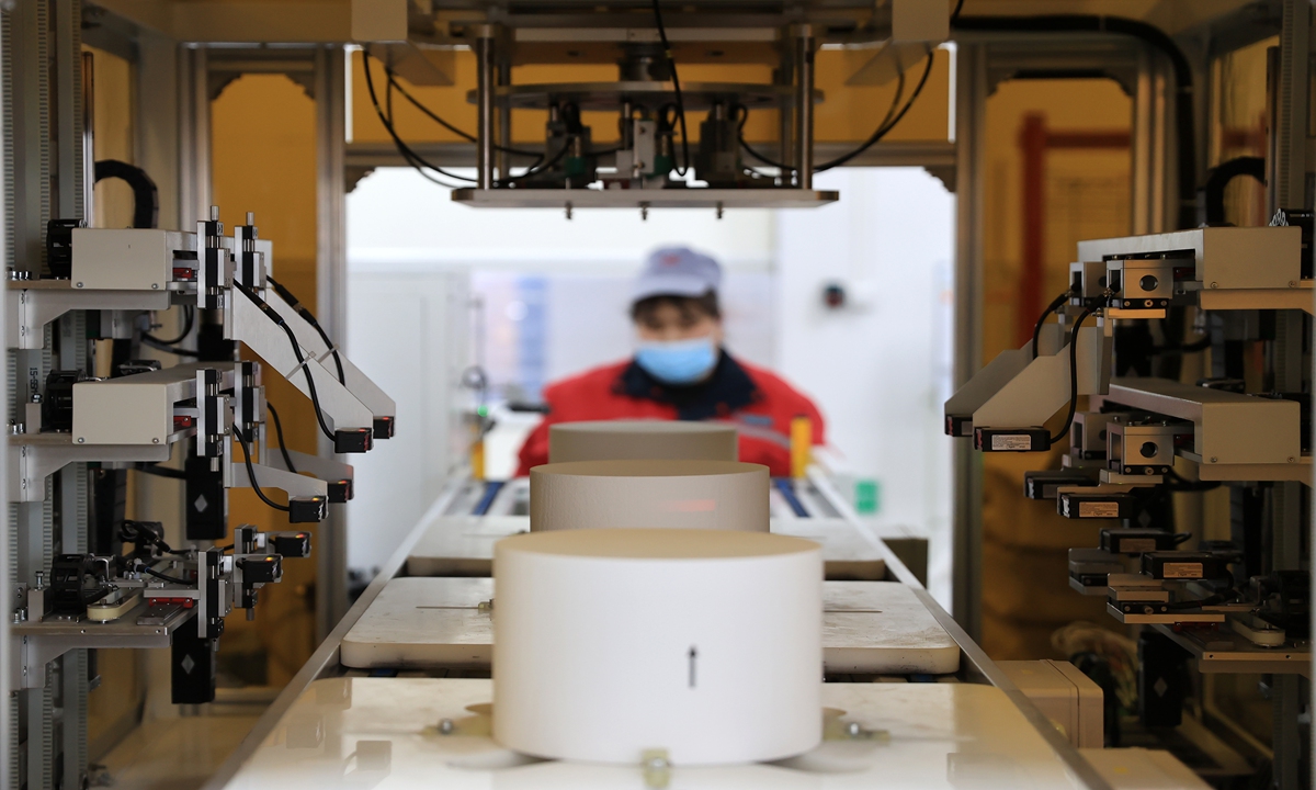 An employee watches as an AI industrial visual system inspects the quality of particulate filters for cars at a factory in Dongying, East China's Shandong Province on February 24, 2023. The system has an accuracy rate of over 99 percent in detecting 32 types of defects. Photo: cnsphoto