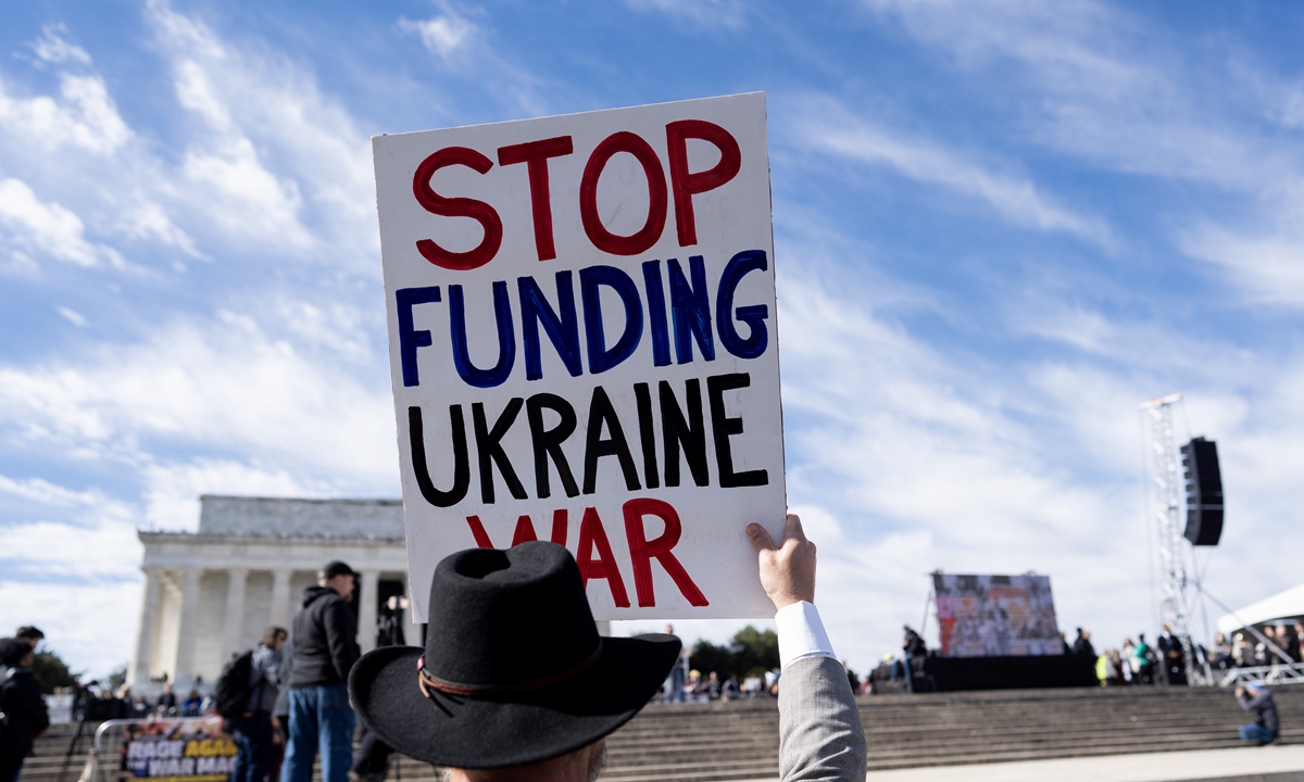 Mais de mil ativistas anti-guerra nos EUA realizam uma manifestação em Washington em 25 de fevereiro de 2023, para exigir que os EUA parem de fomentar o conflito entre a Rússia e a Ucrânia.  Foto: Xinhua