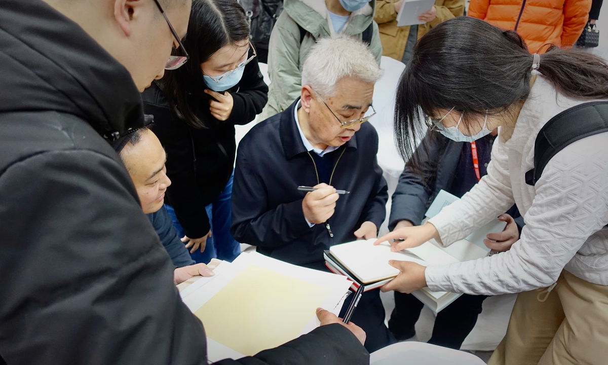 Readers flock to writer Bu Jian to get his autograph at the Beijing Book Fair on February 25, 2023. Photo: Lin Xiaoyi/GT