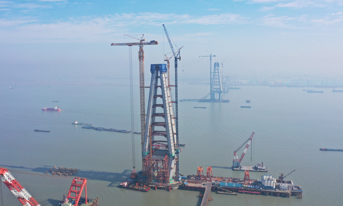 The world's largest tower crane, the XGT15000-600S, lifts a test object weighing more than 660 tons on February 28, 2023 during the construction of the Changzhou-Taixing Yangtze River Bridge in East China's Jiangsu Province. The tower crane has a lifting height of 400 meters. Photo: VCG