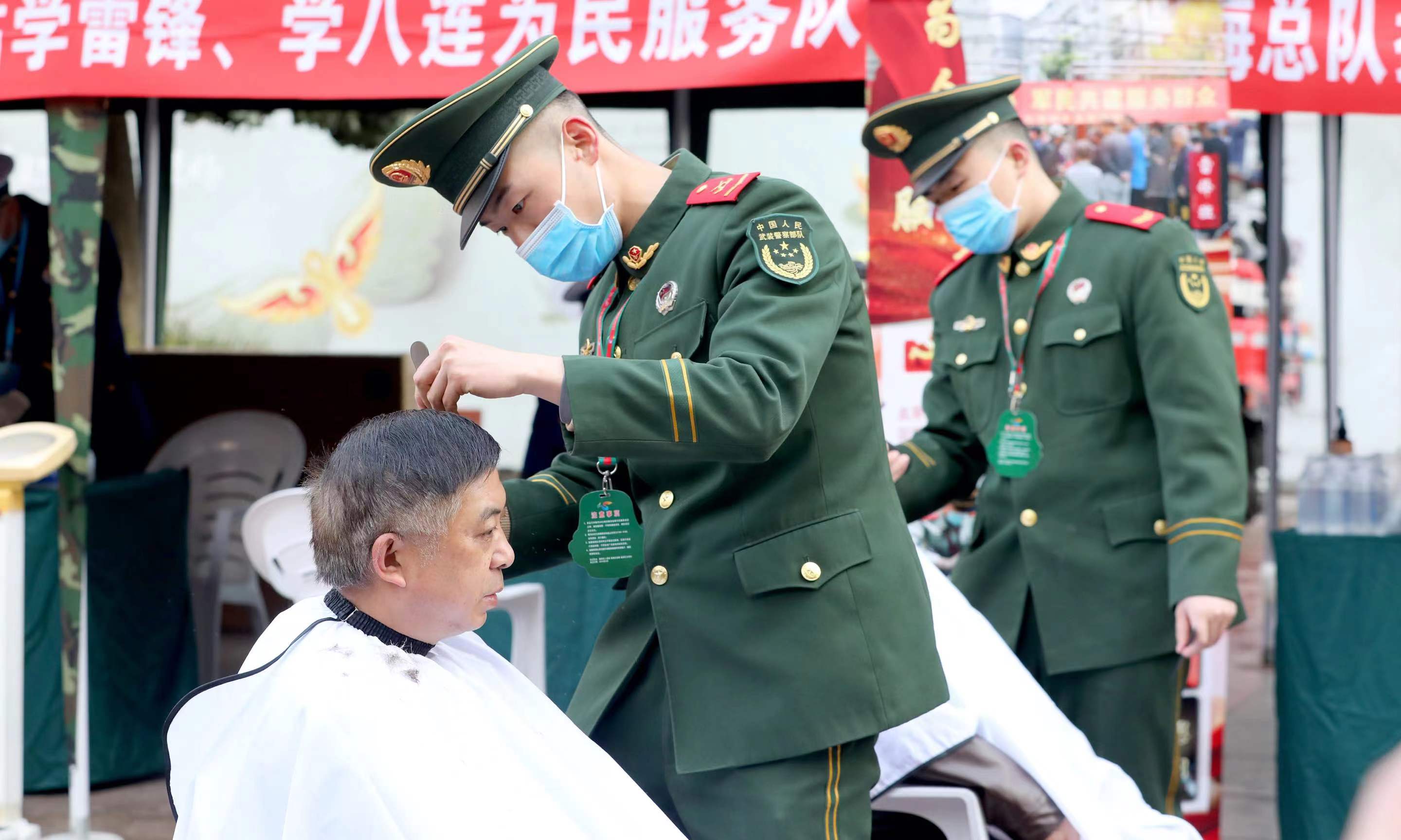 A volunteer event was held on Nanjing Road to honor Lei Feng, a late soldier renowned for his generosity and altruistic deeds on Sunday, March 5 in Shanghai. 