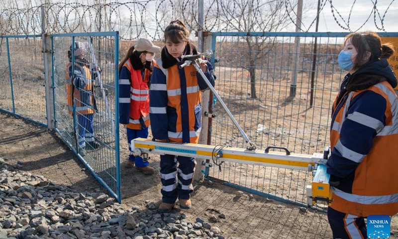 Female inspectors work along the Binzhou railway line in Daqing, northeast China's Heilongjiang Province, March 6, 2023. At the Dorbod railway line maintenance section of China Railway Harbin Bureau Group Co., Ltd., there is a six-member team of female inspectors with an average age of 29.(Photo: Xinhua)