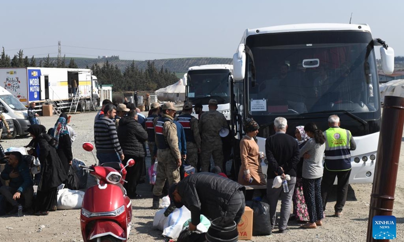People wait to be transported to other cities from the quake-hit city of Antakya, Türkiye, on March 7, 2023.(Photo: Xinhua)