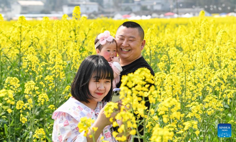 Tourists take pictures in a cole flower field in Daoming Town of Chongzhou, southwest China's Sichuan Province, March 5, 2023.(Photo: Xinhua)