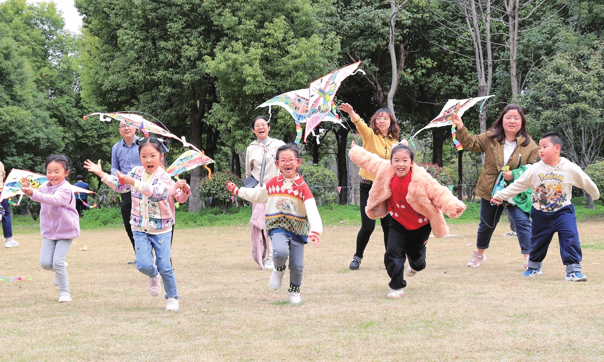 A community in Hangzhou, East China's Zhejiang Province holds activities to fly kites to welcome the upcoming Asian Games and enjoy spring on March 8, 2023. Photo: IC