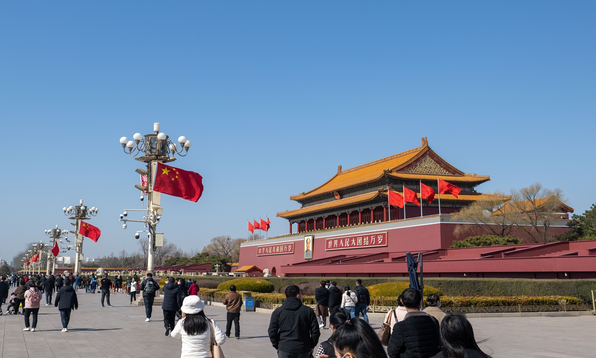 Des drapeaux flottent au vent sur la place Tian 'anmen avant les deux sessions à Pékin, le 2 mars 2023. Photo : VCG