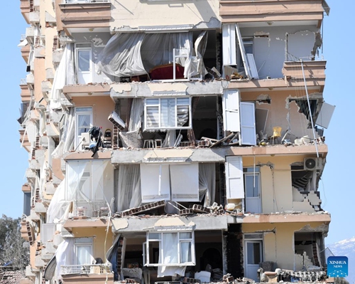 A damaged building is pictured in the quake-hit city of Antakya, Türkiye, on March 7, 2023.(Photo: Xinhua)