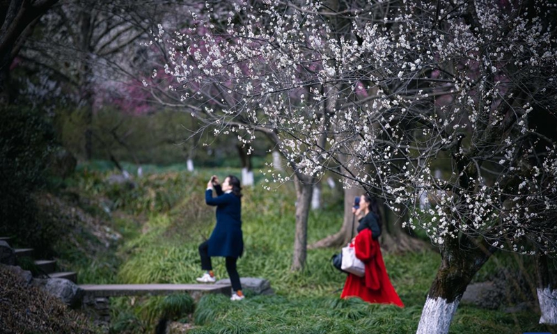 Дебаты начинаются вокруг того, уместно ли обнародовать полные имена тех, кто признан виновным в сексуальных домогательствах.