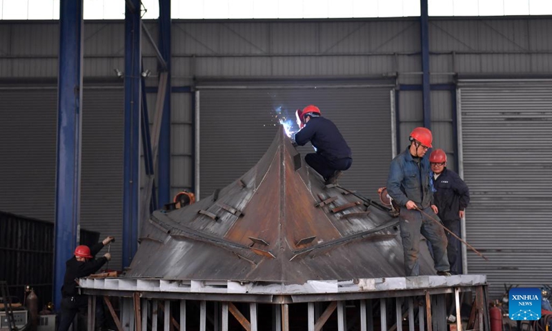 A worker carries out welding operations at a shipbuilding enterprise in Yuanjiang, central China's Hunan Province, March 1, 2023. Since this year, shipbuilding enterprises in Yuanjiang have been speeding up production, aiming for a good start in the first quarter.(Photo: Xinhua)