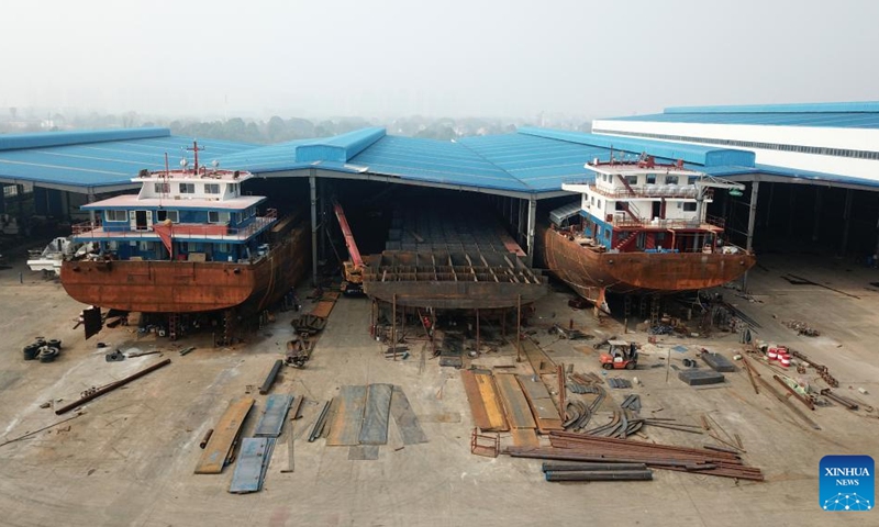 This aerial photo taken on March 2, 2023 shows cargo ships at a shipbuilding enterprise in Yuanjiang, central China's Hunan Province. Since this year, shipbuilding enterprises in Yuanjiang have been speeding up production, aiming for a good start in the first quarter.(Photo: Xinhua)