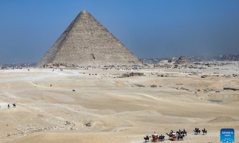 Tourists tour around the Khufu Pyramid in Giza, Egypt, on March 2, 2023. A discovery of a nine-meter-long and 2.10-meter-wide corridor behind the Great Pyramid of Giza, known as Khufu Pyramid, was announced on Thursday.(Photo: Xinhua)