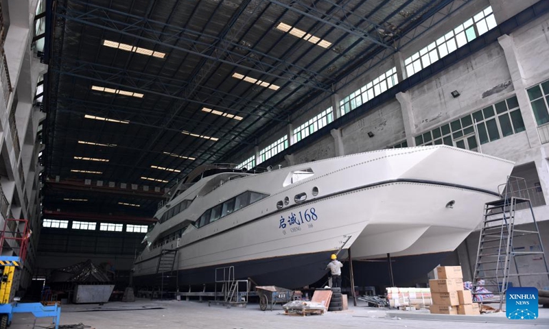 A worker marks the hull of a ship at a shipbuilding enterprise in Yuanjiang, central China's Hunan Province, March 1, 2023. Since this year, shipbuilding enterprises in Yuanjiang have been speeding up production, aiming for a good start in the first quarter.(Photo: Xinhua)