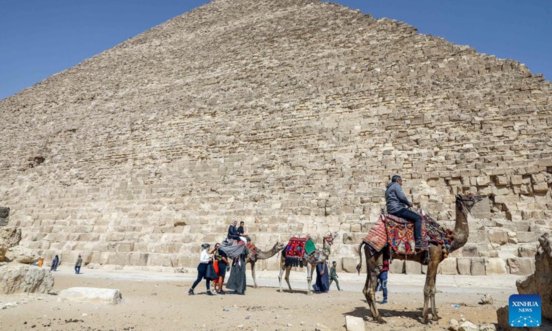 Tourists visit the Khufu Pyramid in Giza, Egypt, on March 2, 2023. A discovery of a nine-meter-long and 2.10-meter-wide corridor behind the Great Pyramid of Giza, known as Khufu Pyramid, was announced on Thursday.(Photo: Xinhua)