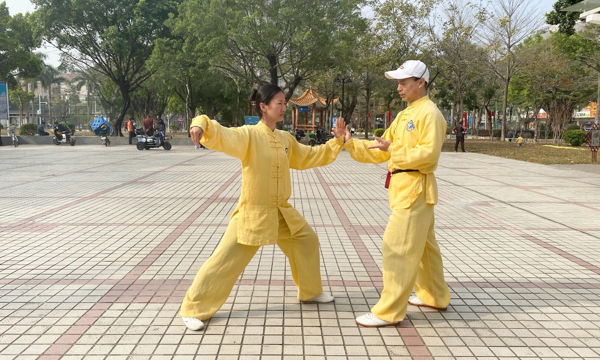 Lin Xiaoxue (left) practices Tai chi with master Huang Houda in a park in Shenzhen, South China's Guangdong Province. Photo:Courtesy of Lin Xiaoxue
