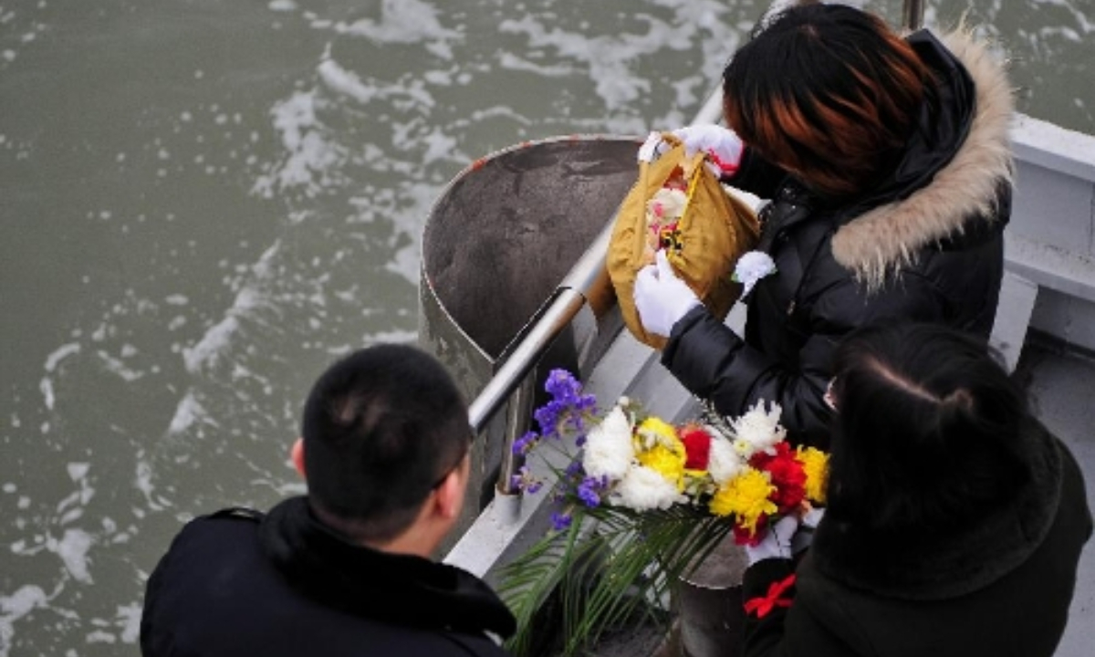 Citizens scatter the ashes of their deceased relatives in the sea at a sea burial in Tianjin, north China, March 31, 2013, ahead of the Qingming Festival, or Tomb Sweeping Day, which falls on April 4 this year. Photo:Xinhua
