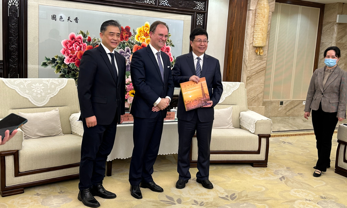 Belgian Ambassador Jan Hoogmartens (center) takes a picture with the Mayor of the Chongqing Municipality Hu Henghua (right). Photo: Courtesy of Embassy of Belgium in China