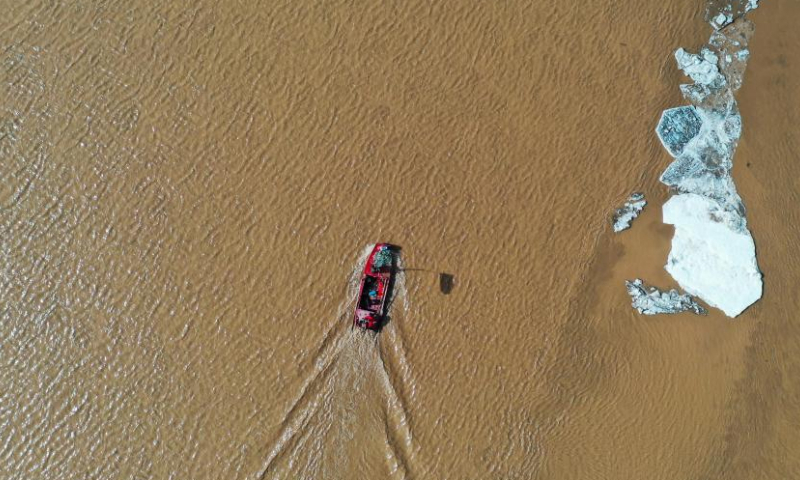 This aerial photo taken on March 11, 2023 shows a boat sailing on the Yellow River in Togtoh County of Hohhot, north China's Inner Mongolia Autonomous Region. (Xinhua/Liu Lei)