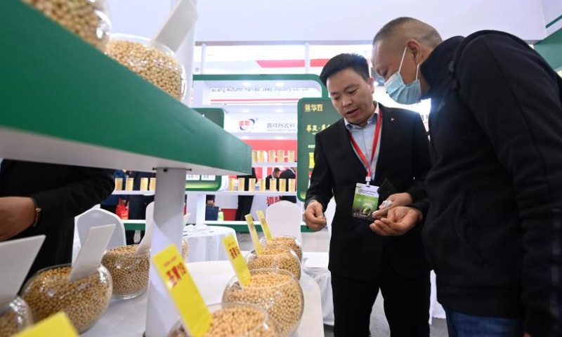 A visitor communicates with an exhibitor during the 14th China International Seed Expo in north China's Tianjin, March 18, 2023. The 14th China International Seed Expo and the 19th National Seed Information Exchange and Commodity Trading Fair kicked off in Tianjin on Saturday, and the China Tianjin Seed Industry Revitalization Conference 2023 and Tianjin International Seed Expo 2023 were also held here, attracting participants from more than 1,200 seed enterprises, scientific research institutions and seed production bases. (Xinhua/Zhao Zishuo)