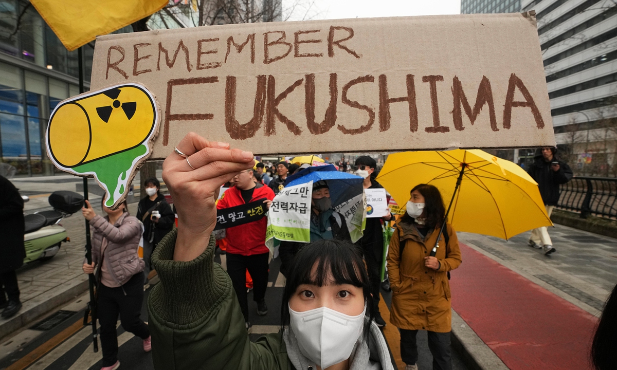 

Environmental activists in Seoul, South Korea hold a rally on March 9, 2023, days ahead of the 12th anniversary of the Fukushima nuclear disaster in Japan. They denounced Japan's planned dump of nuclear-contaminated wastewater into the sea. Photo: VCG