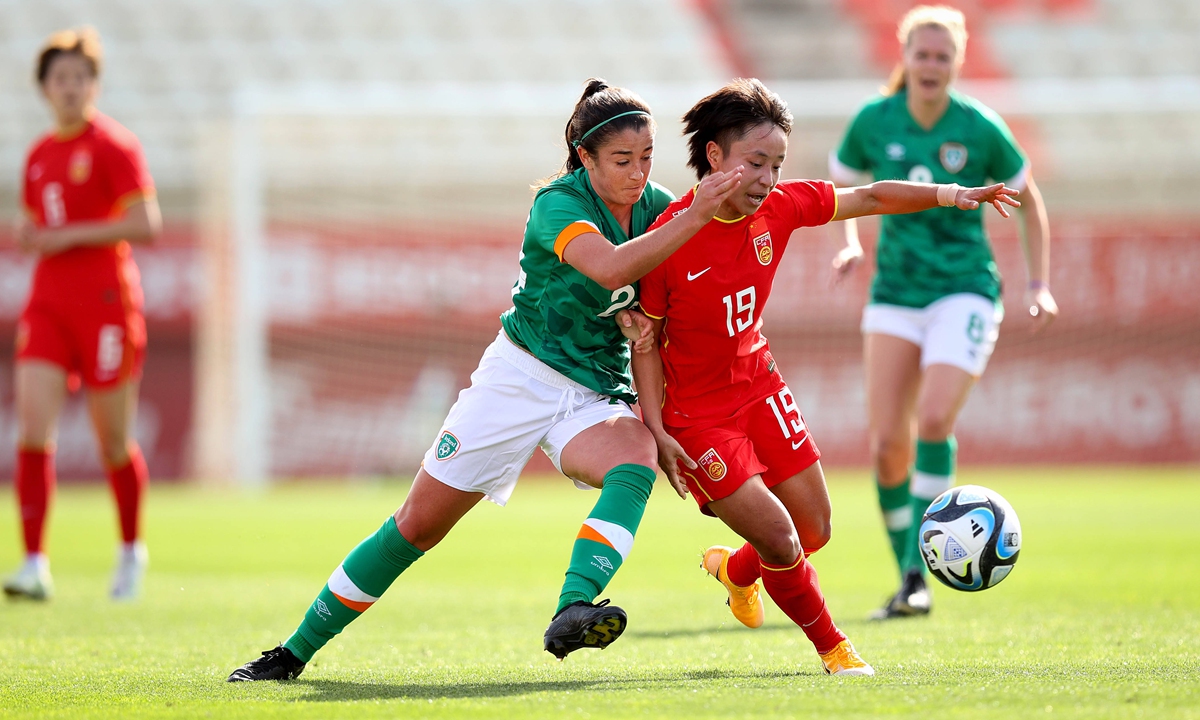 Zhang Linyan (right) tackles Marissa Sheva of Ireland during a friendly match  in Algeciras, Spain on February 22, 2023. Photo: IC