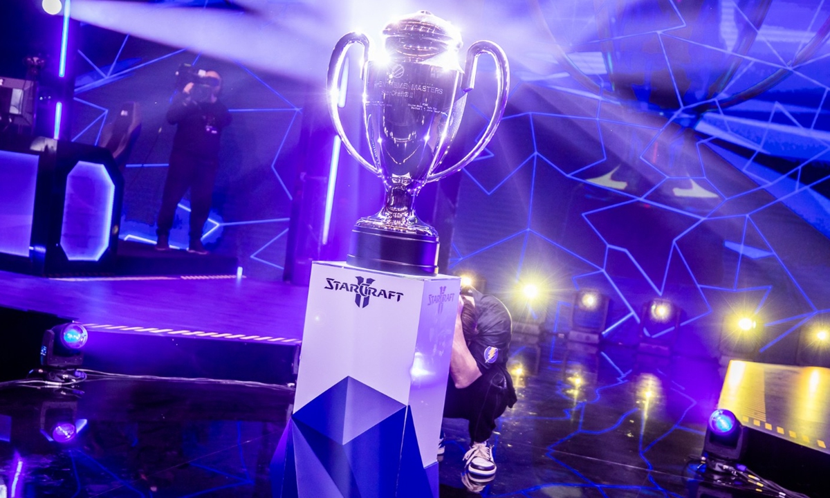 Li Peinan (behind the trophy) gets emotional after winning the IEM on February 12, 2023 in Katowice, Poland. Photo: Courtesy of Electronic Sports League