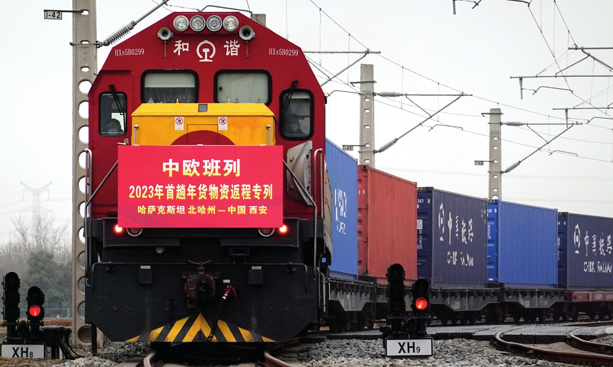 A China-Europe freight train laden with 1,300 tons of flour from Kazakhstan arrives in Xi'an, Northwest China's Shaanxi Province on January 13, 2023. Photo: VCG