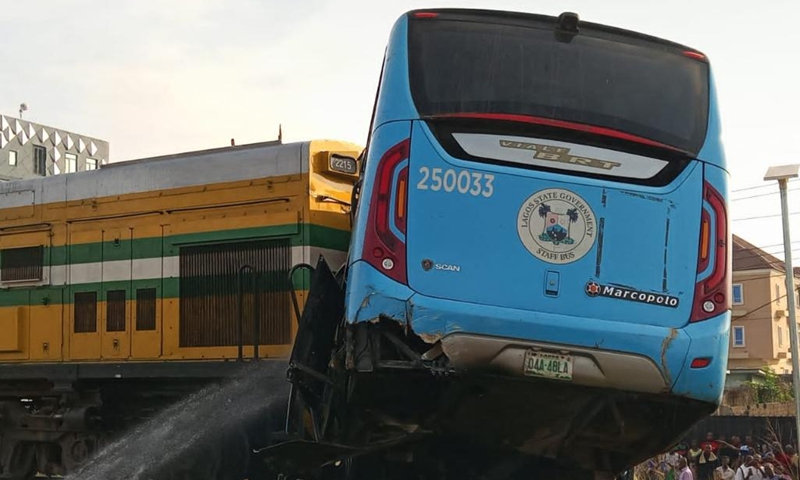 This photo taken on March 9, 2023 shows the scene of a train-bus collision in Lagos, Nigeria. The death toll has climbed to seven in the collision early Thursday in Lagos, Nigeria's economic hub, various sources told Xinhua.(Photo: Xinhua)