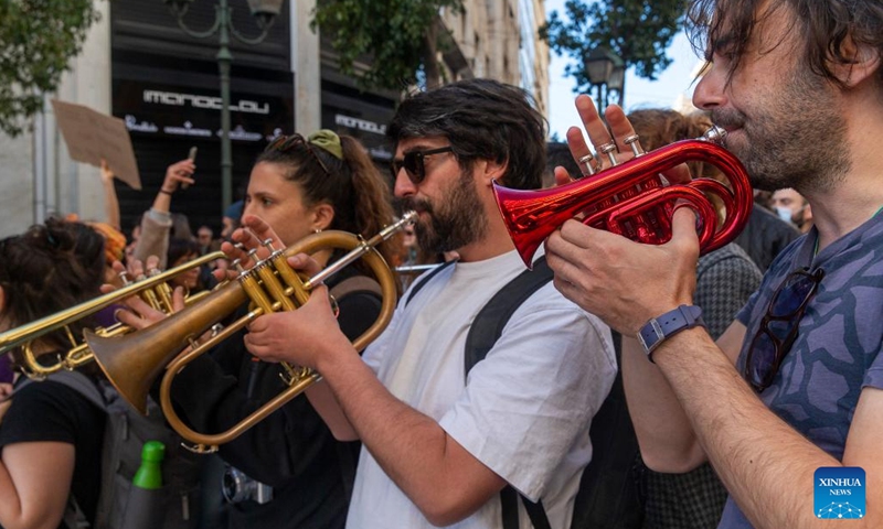Musicians perform during a demonstration in Athens, Greece, on March 8, 2023. Greek government announced a set of measures aimed to improve the safety of railway system on Wednesday, in the wake of the train collision last week in central Greece that resulted in 57 deaths. Also on Wednesday, thousands of protesters hit the streets of Athens and other cities across the country as labor unions called a 24-hour nationwide strike over the tragedy.(Photo: Xinhua)