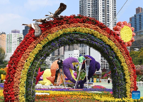 Staff members do preparation work for the upcoming Hong Kong Flower Show 2023 at Victoria Park in south China's Hong Kong, March 9, 2023. The flower show will be held from March 10 to 19.(Photo: Xinhua)