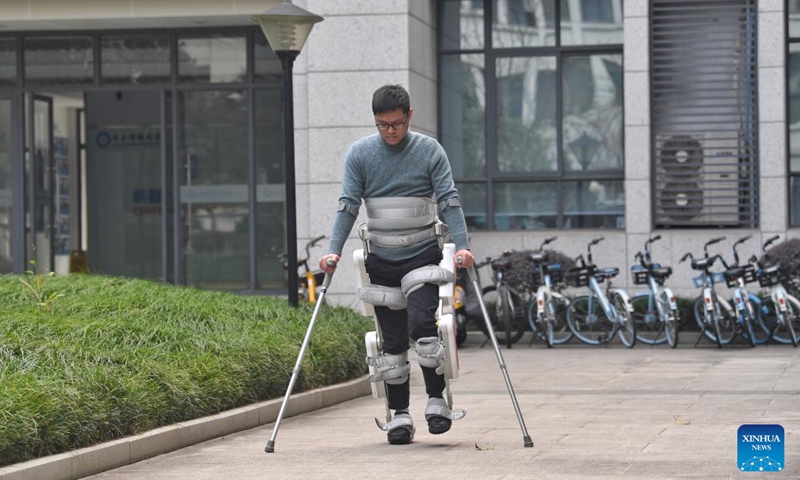 A paraplegic walks with the help of an exoskeleton robot developed by the Robotics Research Center at University of Electronic Science and Technology of China (UESTC) in Chengdu, southwest China's Sichuan Province, March 6, 2023.(Photo: Xinhua)