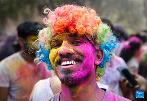 A man is smeared with colored powder during a celebration of the Holi festival in New Delhi, India, March 8, 2023. (Photo:Xinhua)