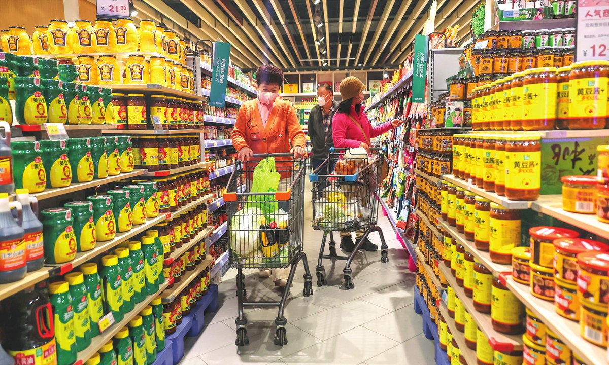 People shop at a supermarket in Haizhou district of Lianyungang city, East China's Jiangsu Province on March 9, 2023. China's consumer price index (CPI), a main gauge of inflation, rose 1 percent year on year in February, the National Bureau of Statistics said on the day. Photo: VCG 