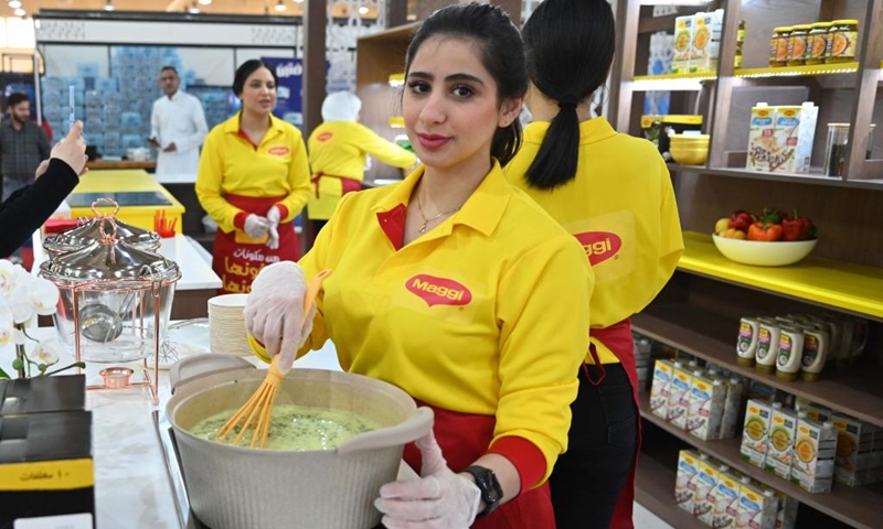 An exhibitor prepares soup during a Ramadan food exhibition in Hawalli Governorate, Kuwait, on March 9, 2023. A Ramadan food exhibition is held in Hawalli Governorate on Thursday and will last until March, 22.(Photo: Xinhua)